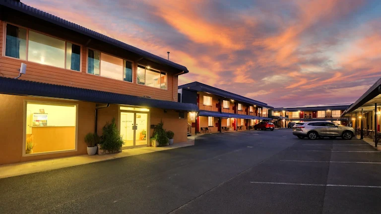 Ashton Motel (free light breakfast) in Tumut NSW 2720